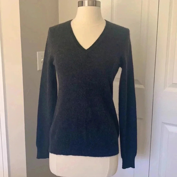 Lord & Taylor charcoal Gray cashmere V-neck sweater - Picture 1 of 7